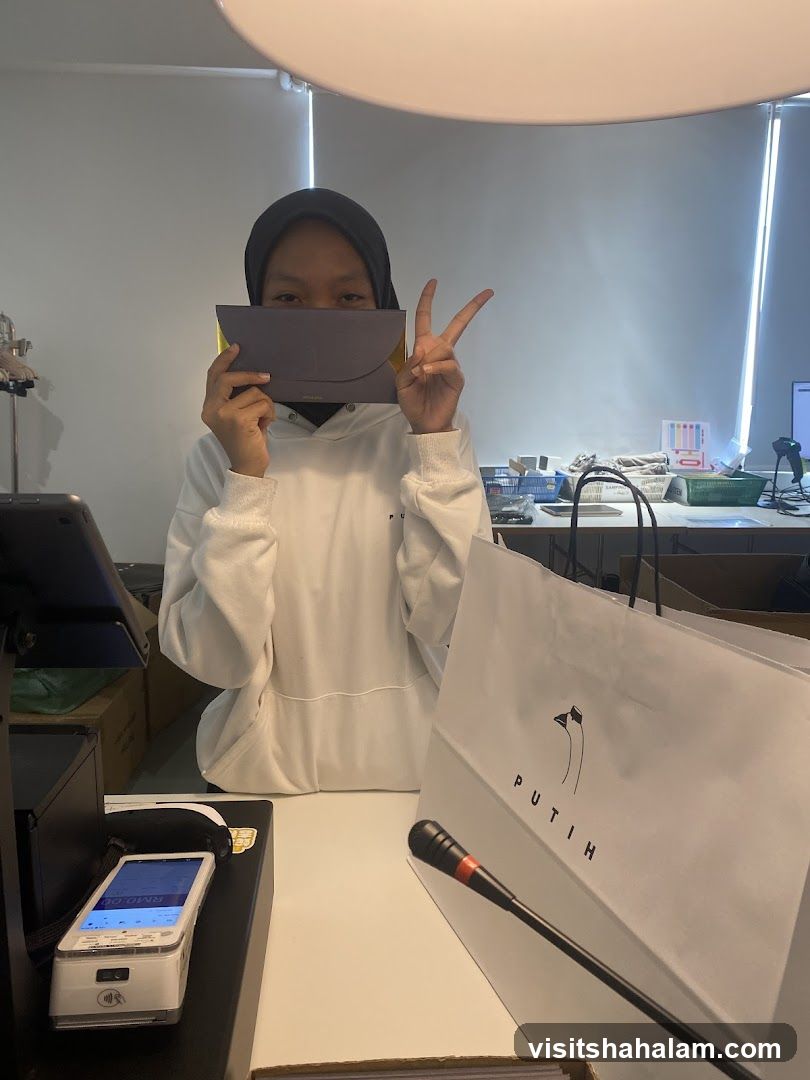 Person holding a wallet and making a peace sign