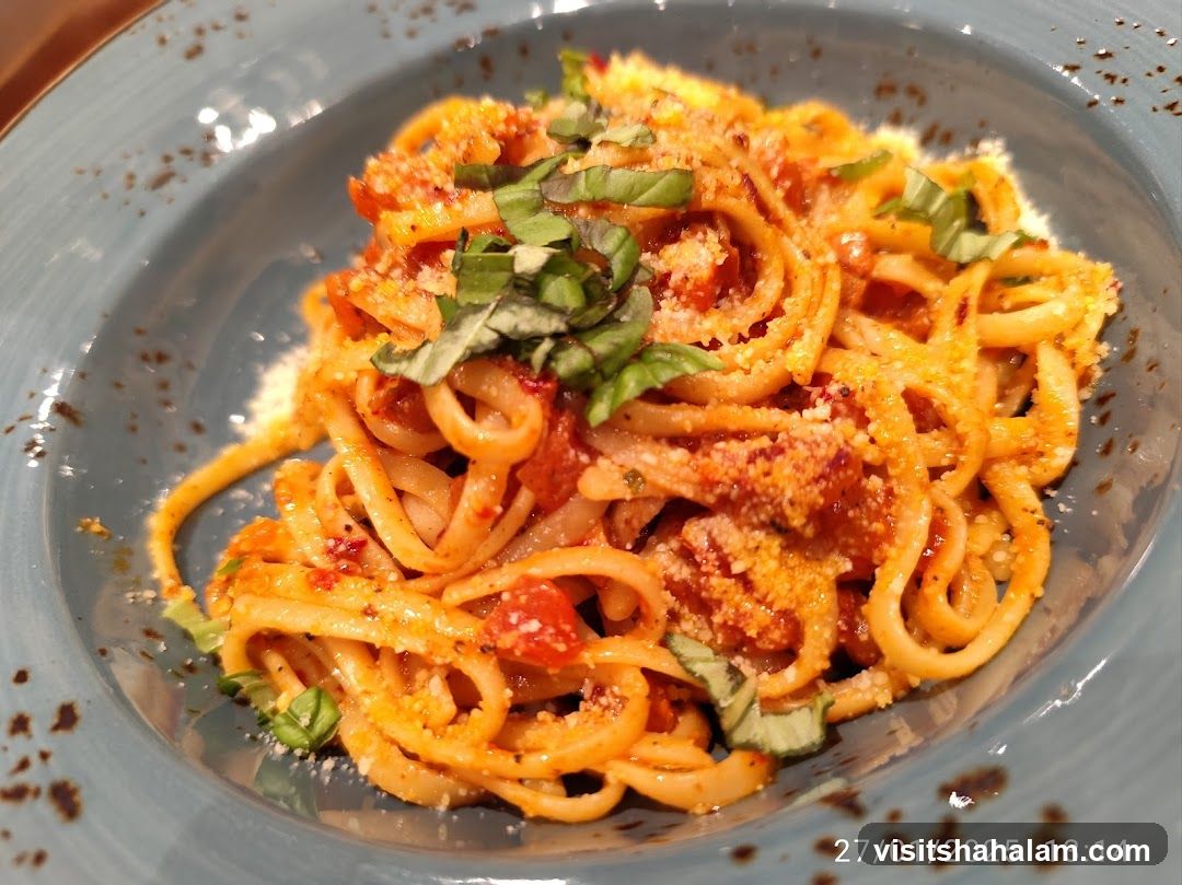 Pasta with Tomato Sauce and Basil