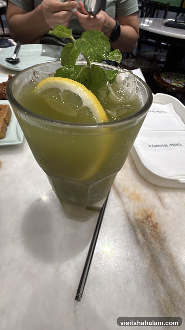 Refreshing Drink with Lemon and Mint