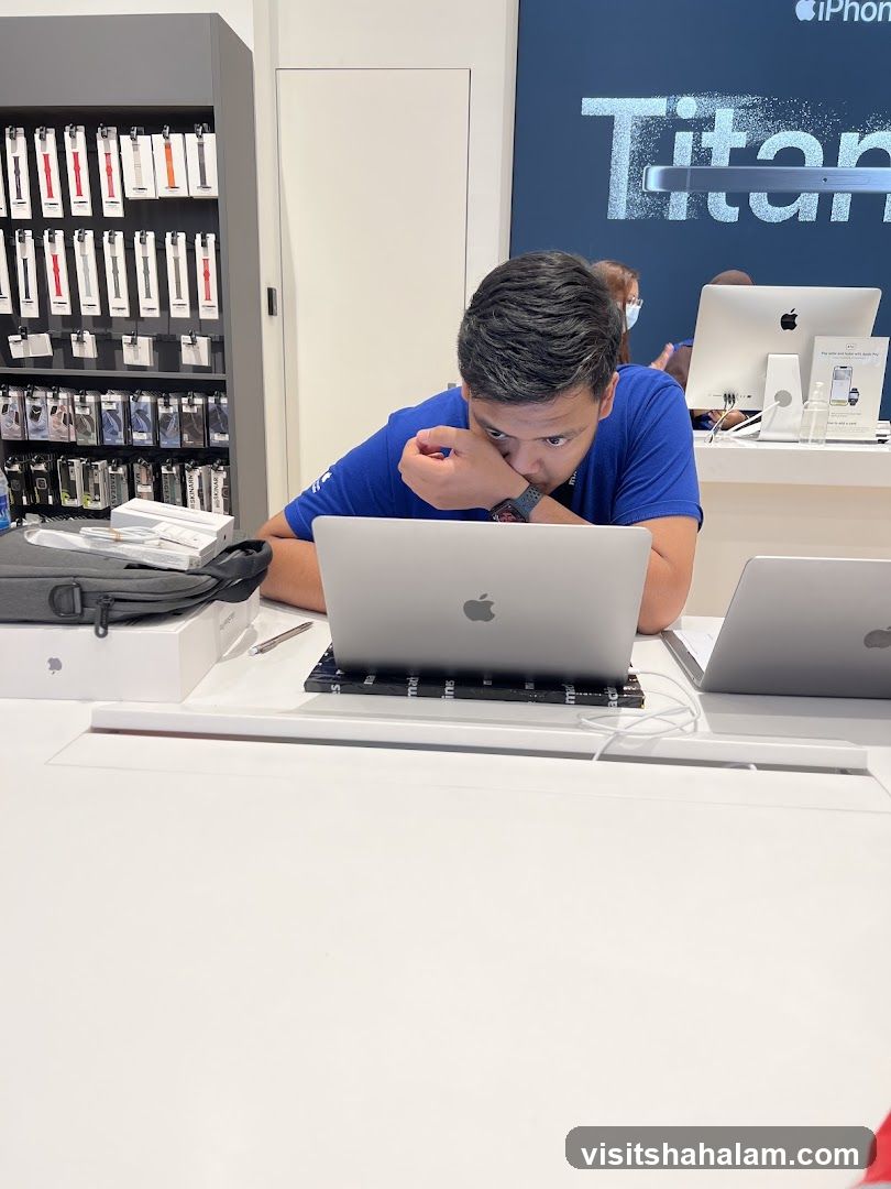 Employee at Apple Store