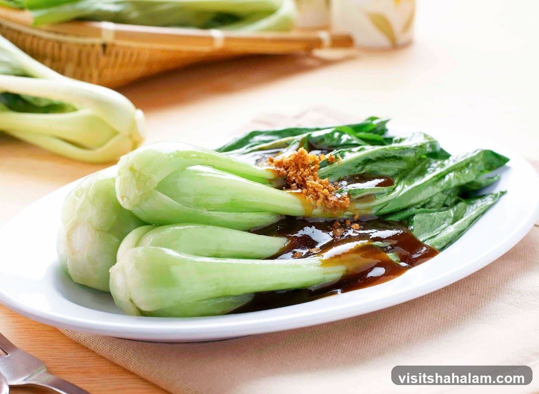 Steamed Bok Choy with Garlic and Sauce