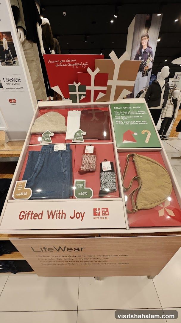 UNIQLO Gift Display