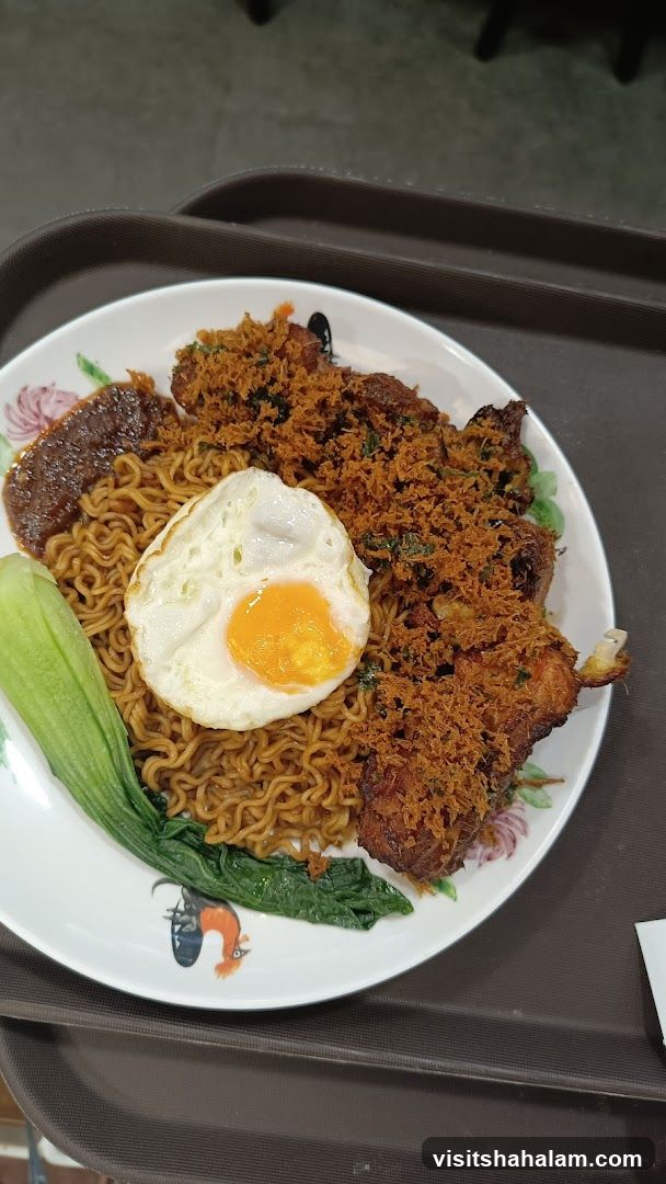 Noodles with Fried Chicken and Egg