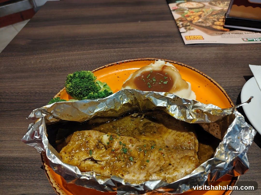 Fish dish with mashed potatoes and broccoli
