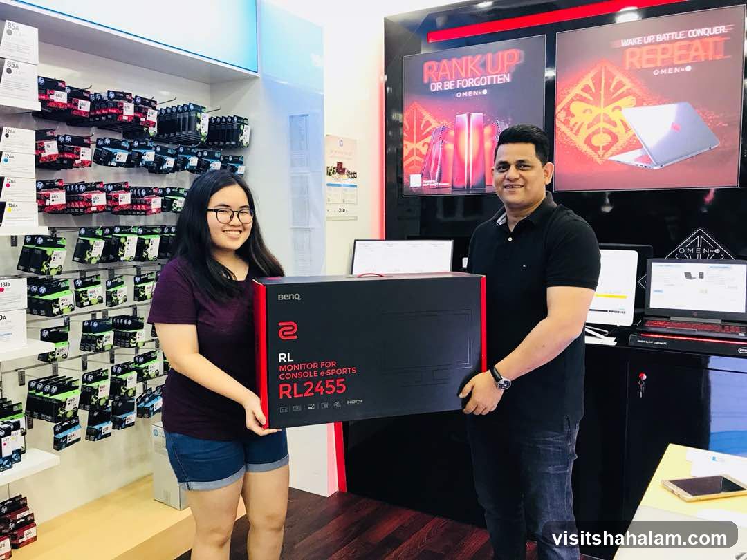 Customers with a monitor box