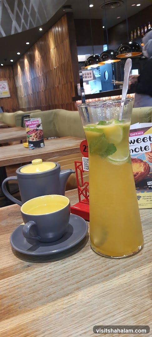 Table setting with drinks