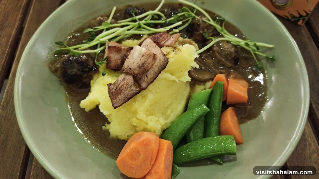 Meatballs with Mashed Potatoes and Vegetables