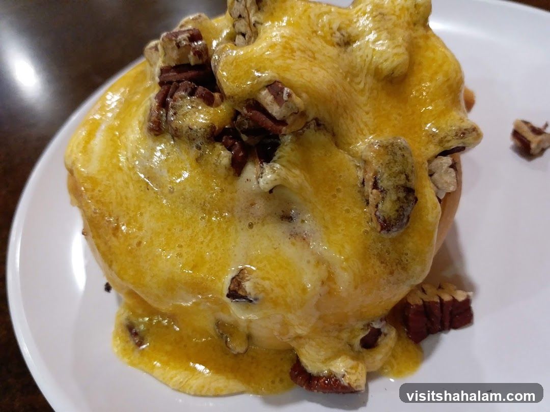 Cinnamon Roll with Pecans and Glaze