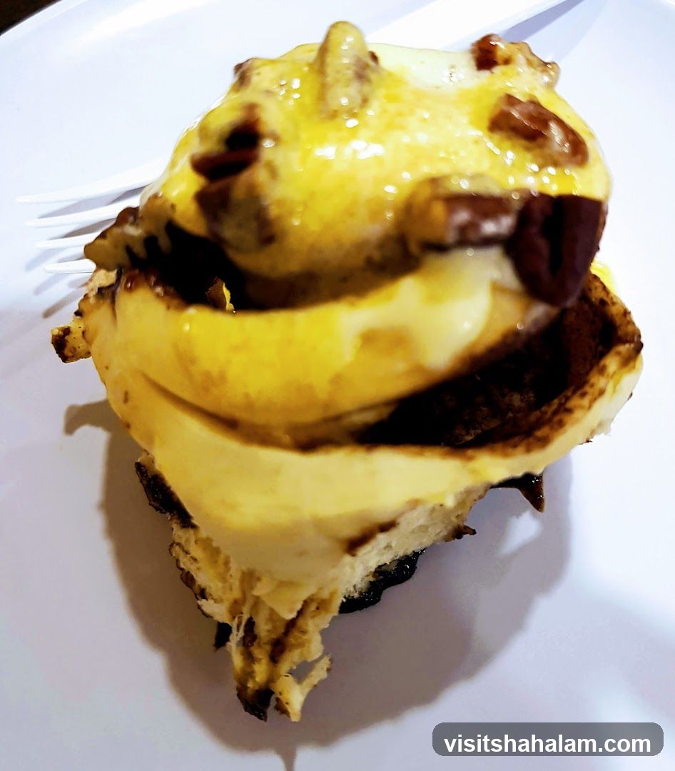 Cinnamon Roll with Topping