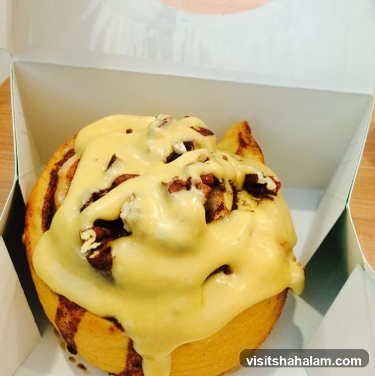 Cinnamon Roll with Pecans and Icing