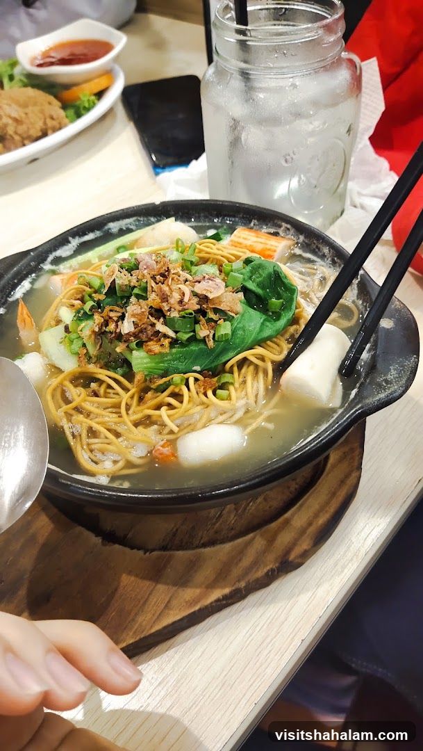 Noodle Soup with Seafood and Vegetables