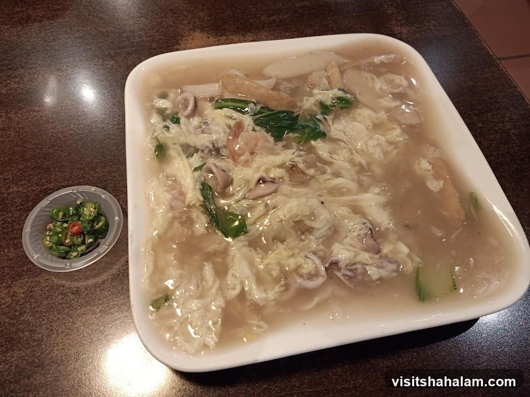 Noodles with Seafood and Egg