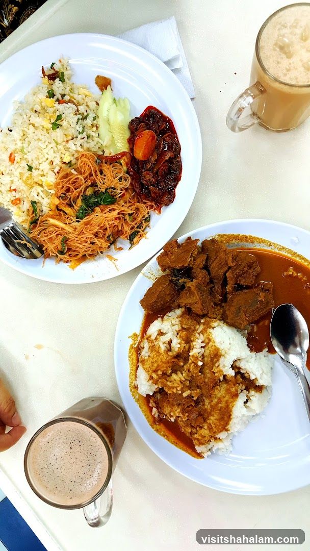 Two plates of food and two drinks