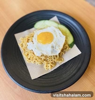 Noodles with Fried Egg and Cucumber