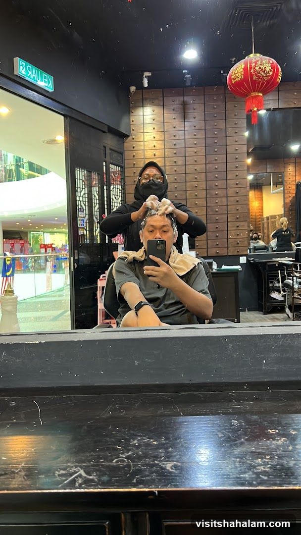Hairdresser washing client's hair
