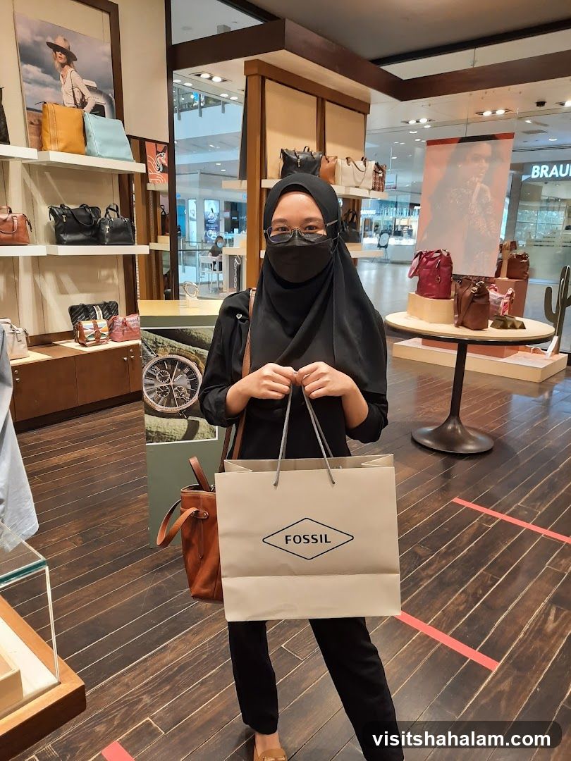 Woman holding a Fossil shopping bag