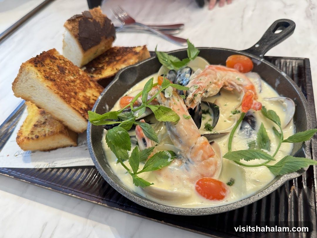 Seafood Stew with Garlic Bread