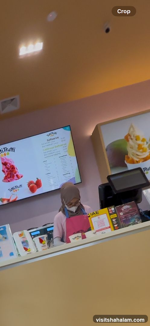 Tutti Frutti Softserve Counter