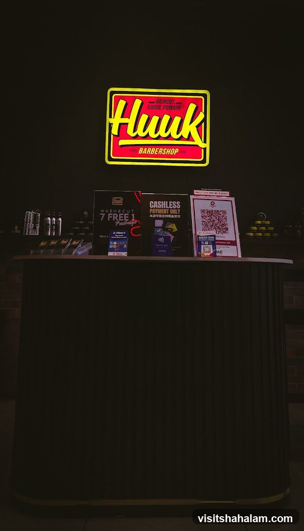 Huuk Barbershop Counter