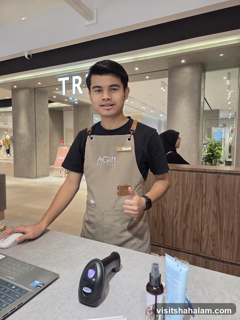 Cashier giving a thumbs up