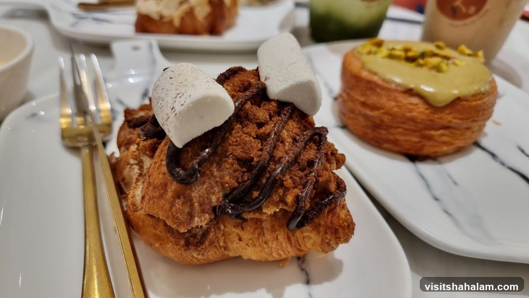 Desserts with Marshmallows and Pistachios