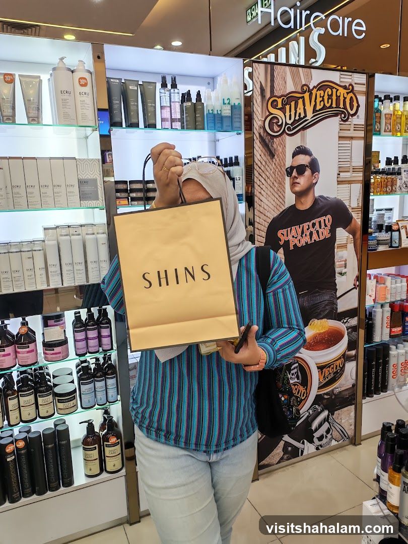 Person holding a shopping bag in a store