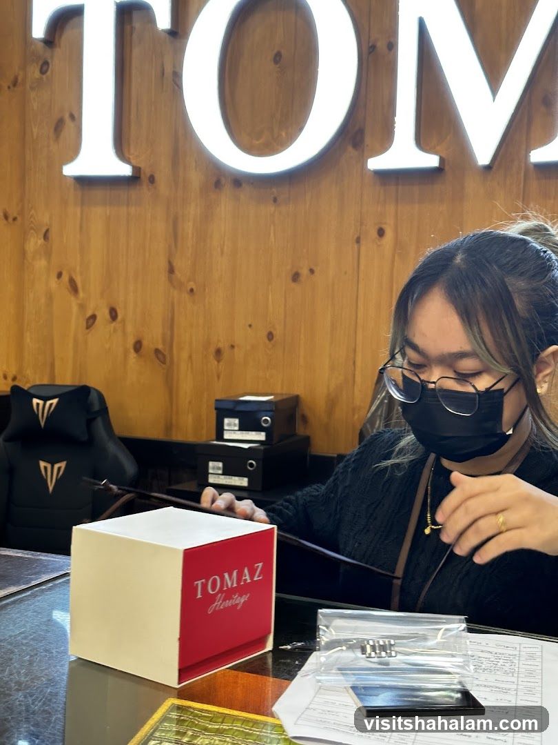 Woman at a counter with a TOMAZ Heritage box