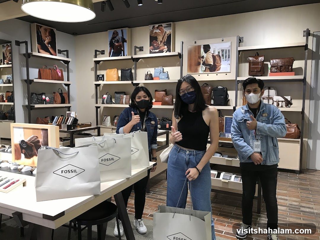 Shopping bags with Fossil logo