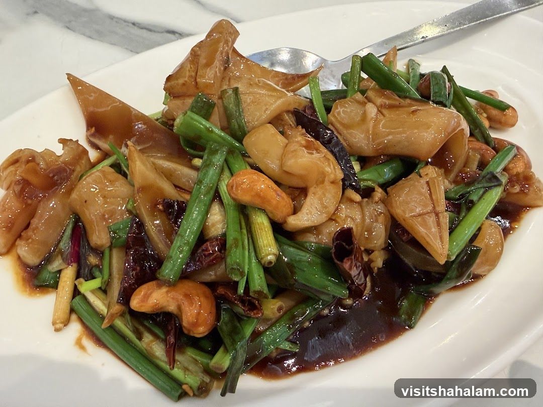 Stir-fried dish with squid, cashews, and scallions