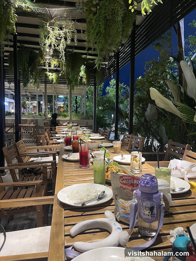 Outdoor Dining Setup