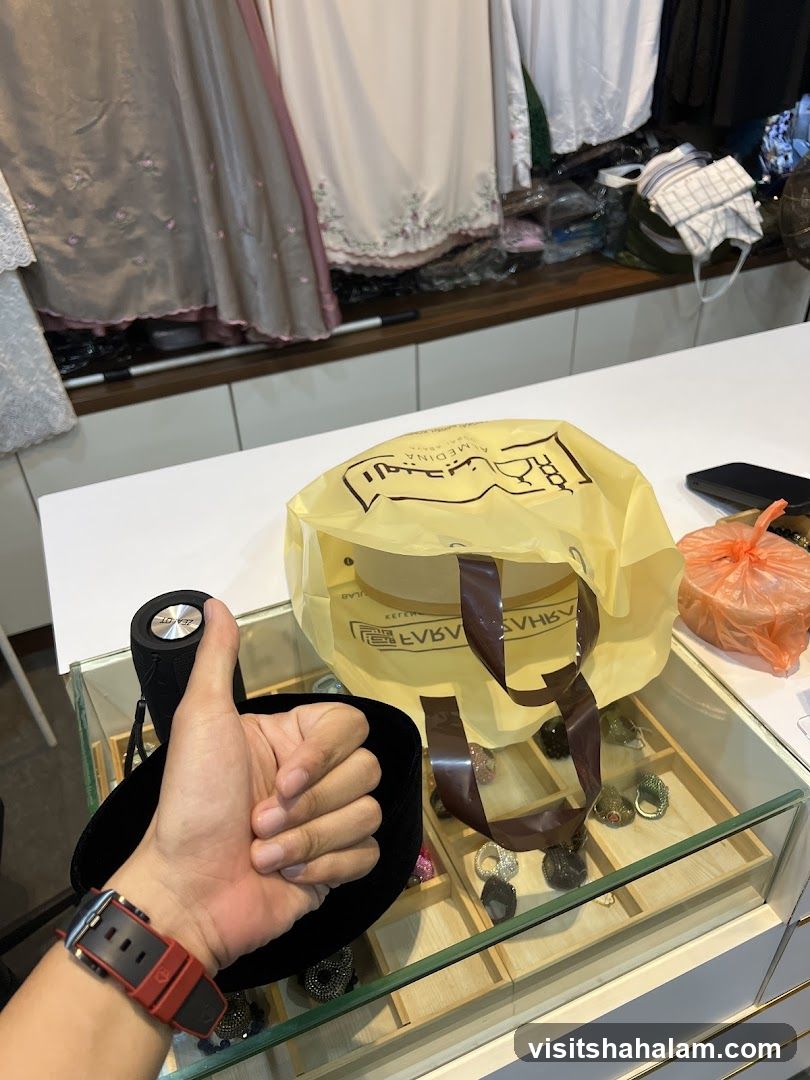 Shopping bag with jewelry display