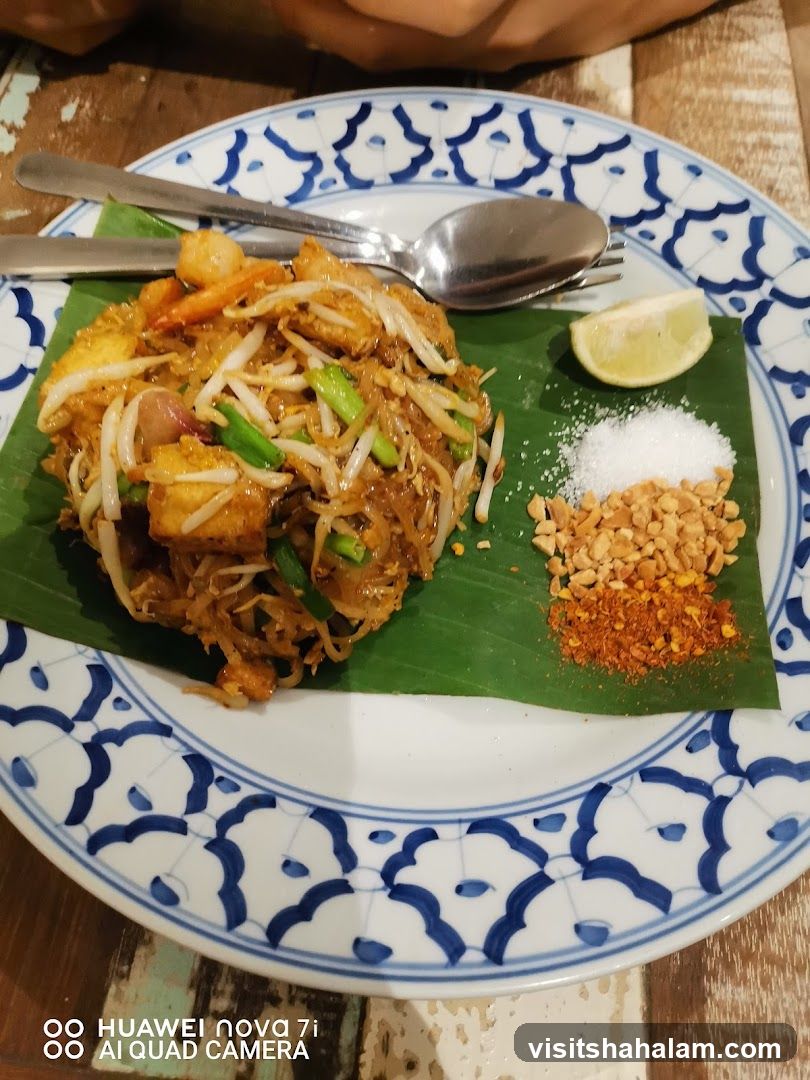 Pad Thai with Condiments