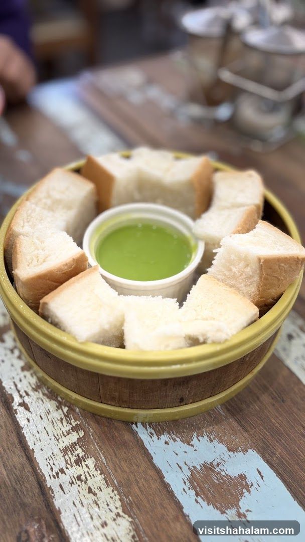 Steamed Bread with Pandan Custard