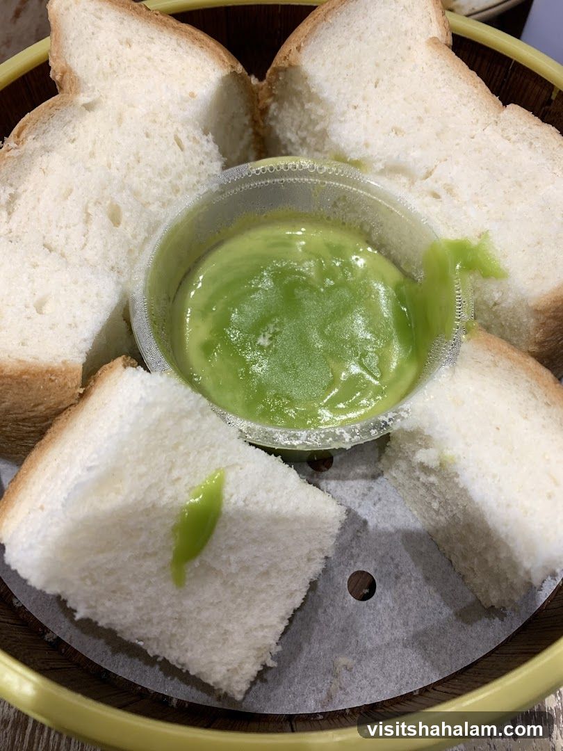 Steamed Bread with Pandan Custard