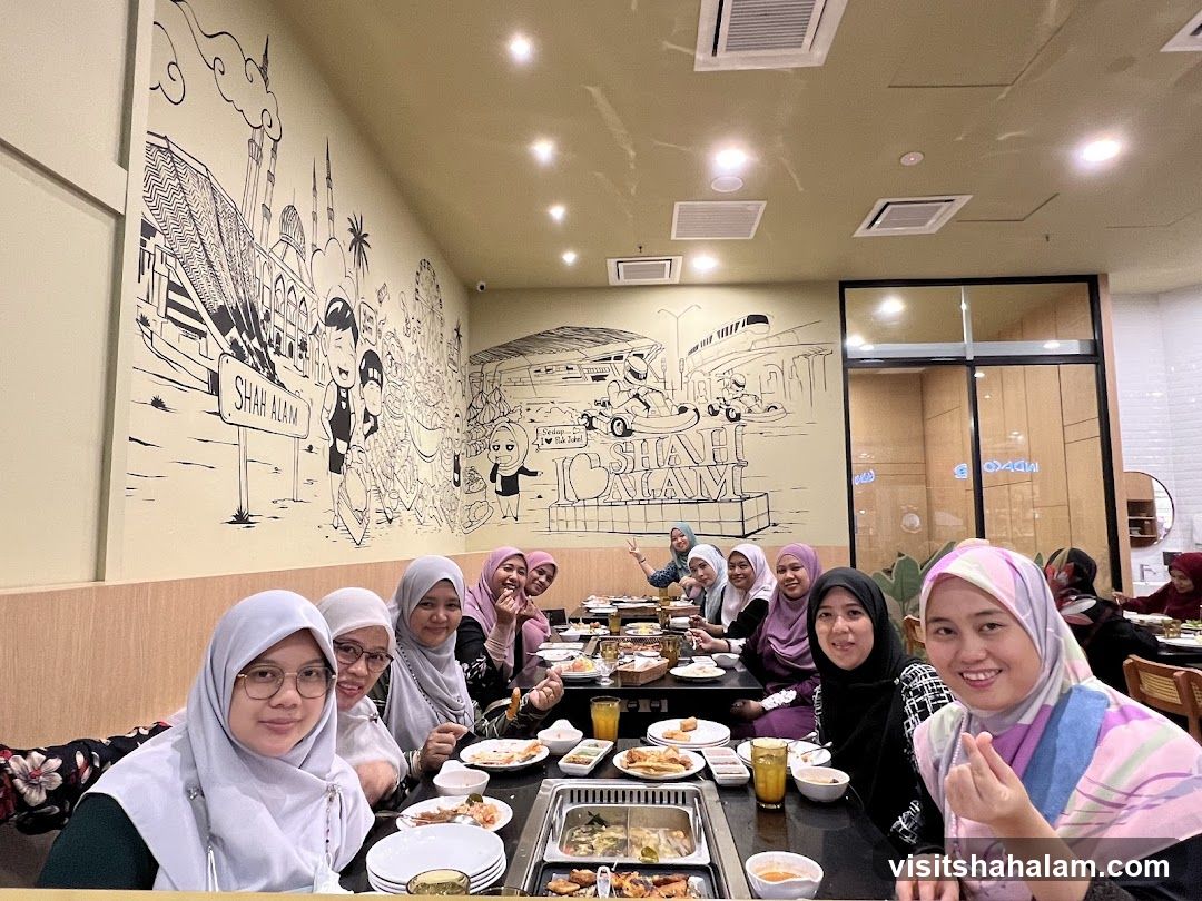 Group of women dining