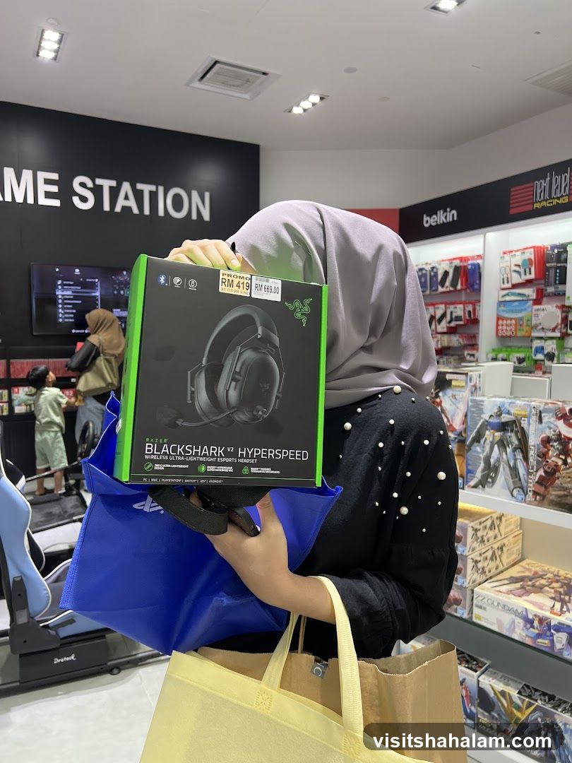 Person holding a Razer Blackshark V2 Hyperspeed headset box