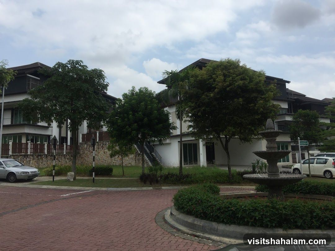 Residential Buildings with Fountain