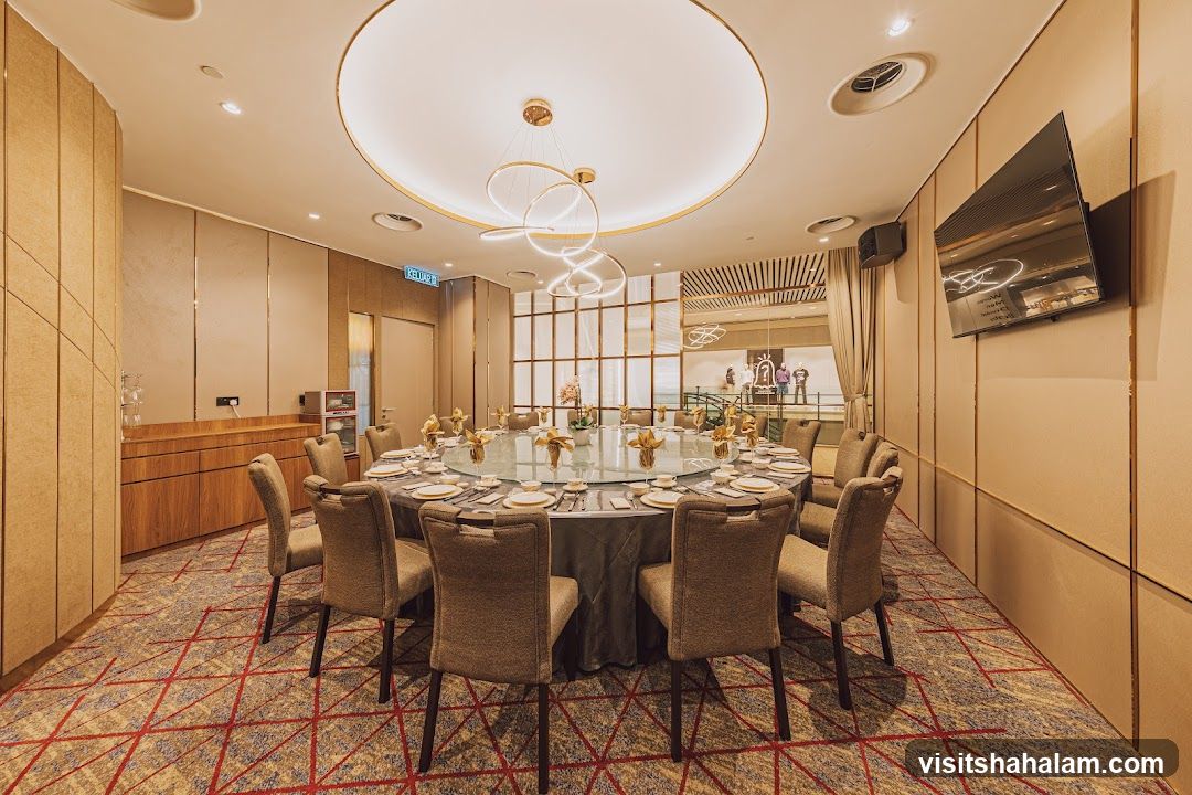 Elegant Dining Room with Round Table