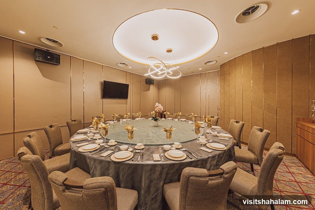 Elegant Dining Room with Round Table