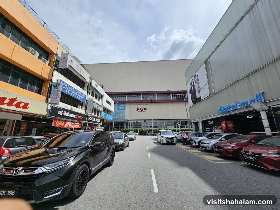 Street View of Digital Mall and Surrounding Shops