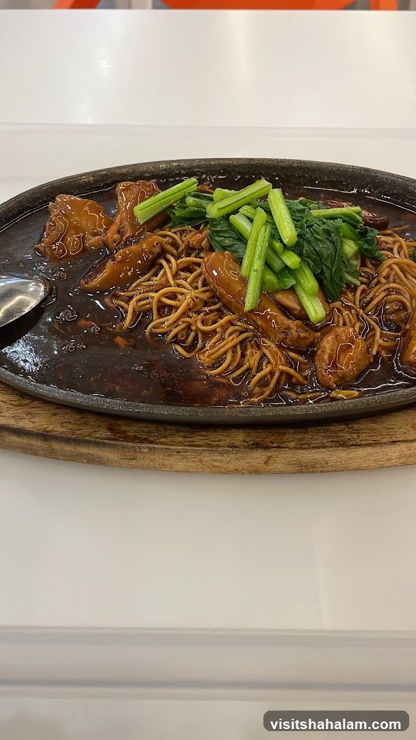 Sizzling Noodles with Meat and Greens