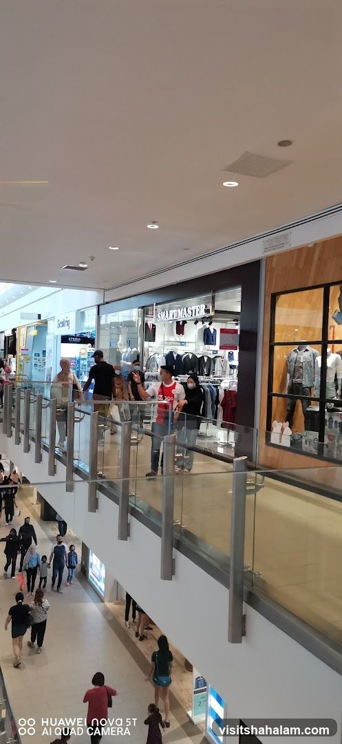People in a shopping mall