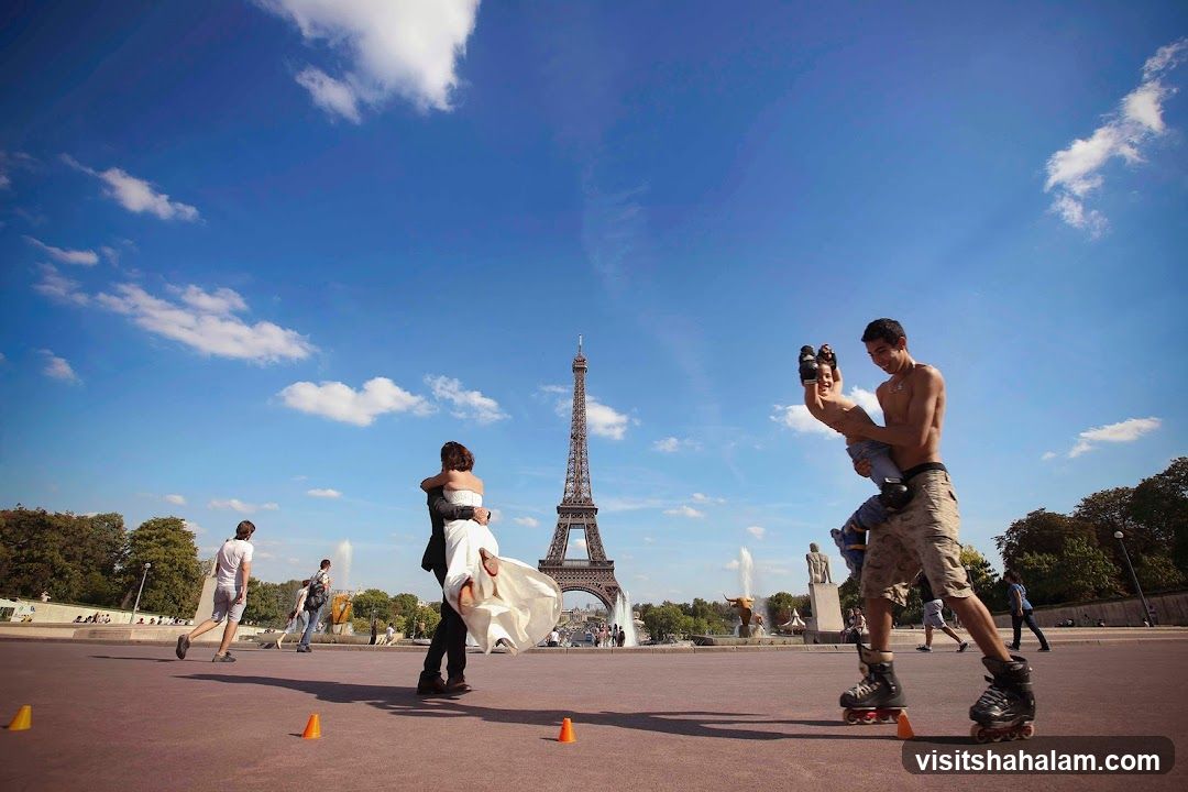 People enjoying a sunny day near the Eiffel Tower