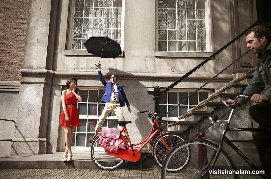 Couple with bicycles and umbrella