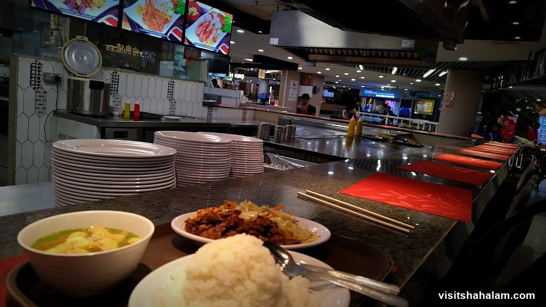 Food court counter with prepared meals