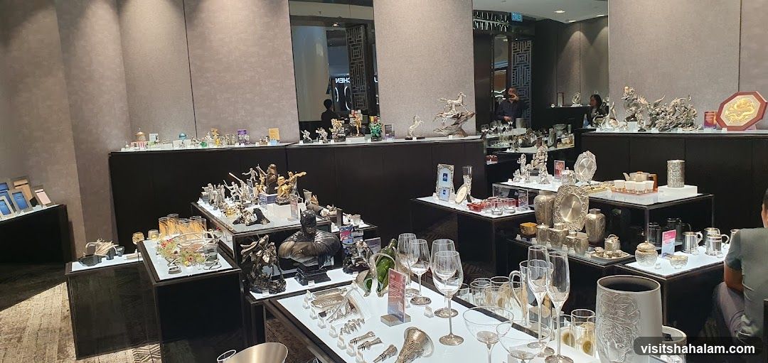 Display of decorative items and tableware