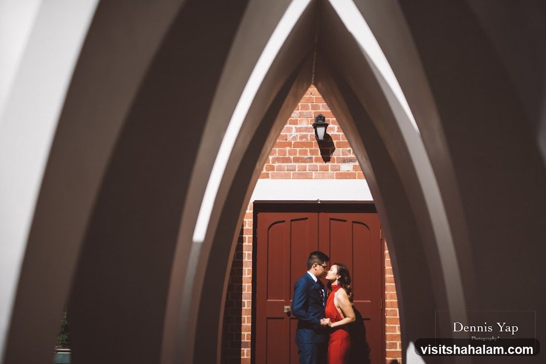 Couple posing in front of a doorway