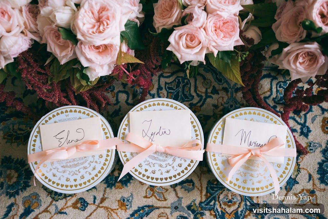 Place cards with floral arrangement