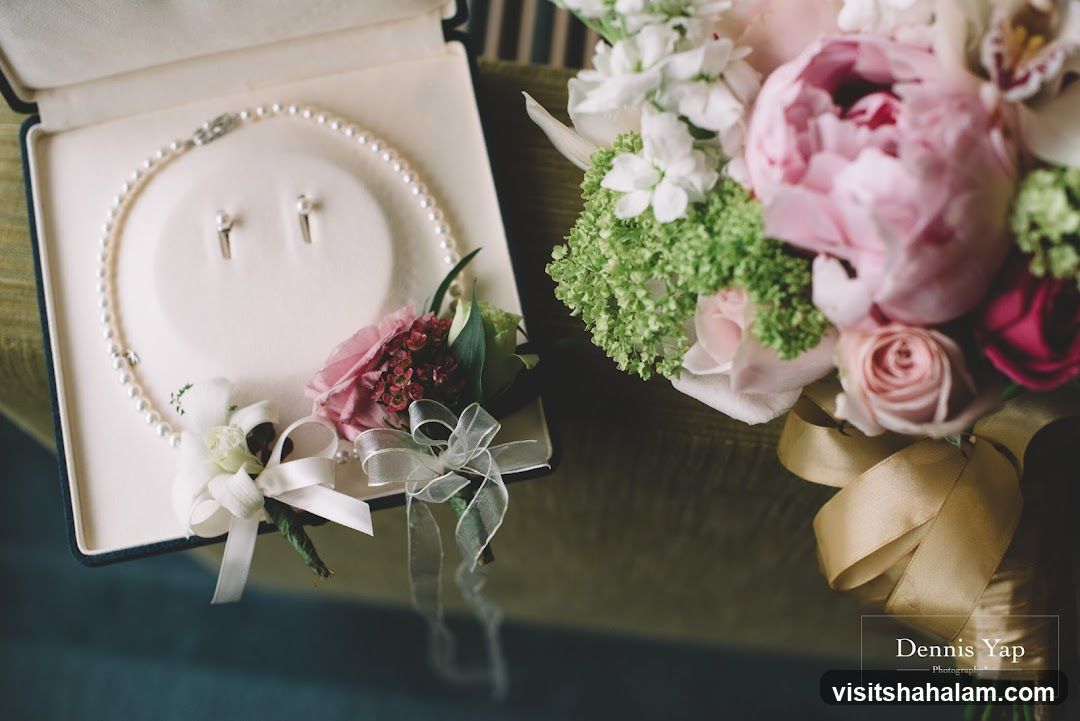 Pearl necklace and earrings with flowers