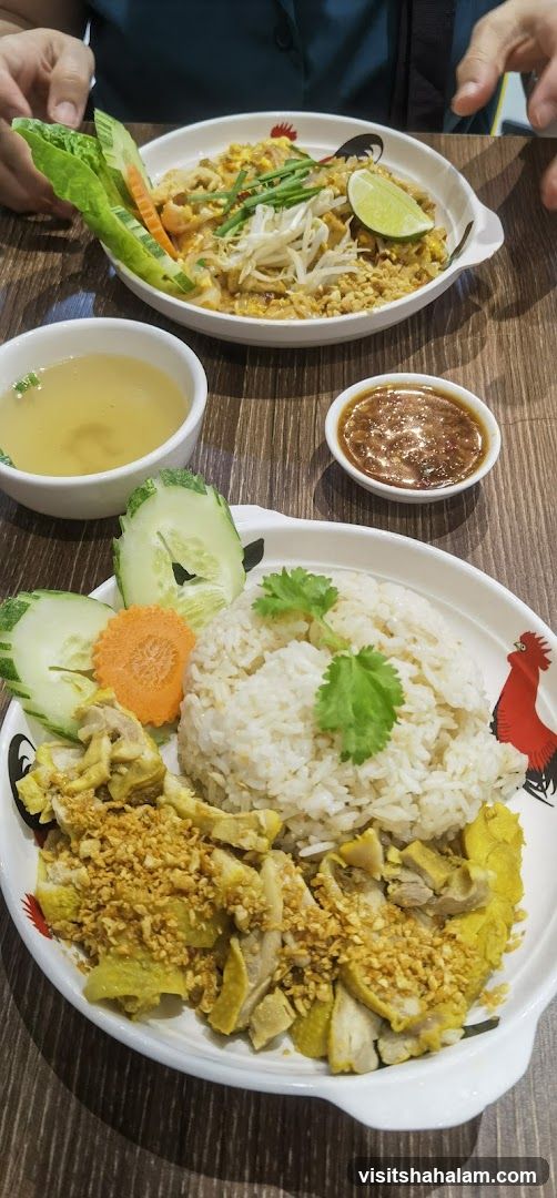 Hainanese Chicken Rice and Pad Thai